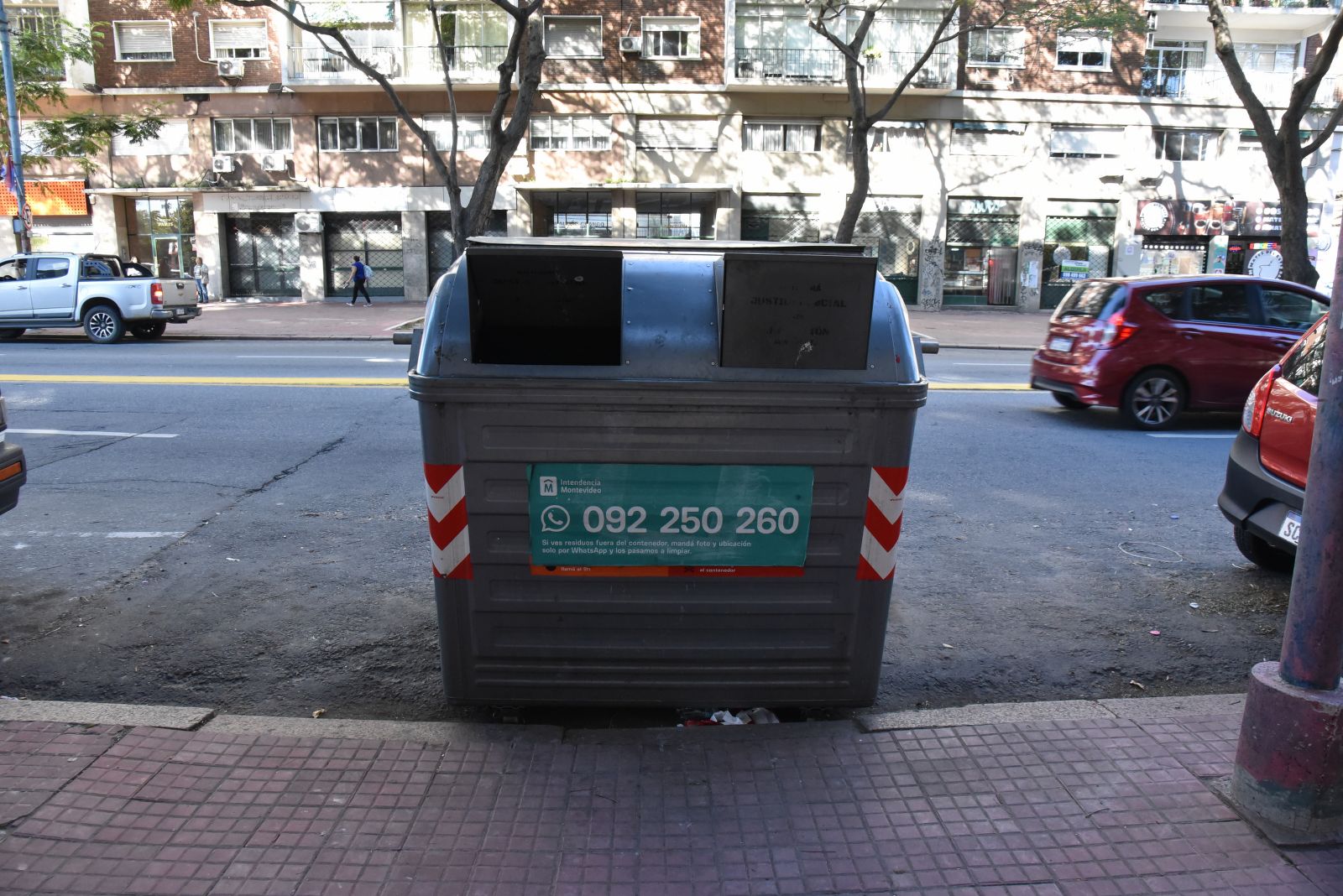 Contenedor en Libertador y Ramón Escobar el 30/04/2025